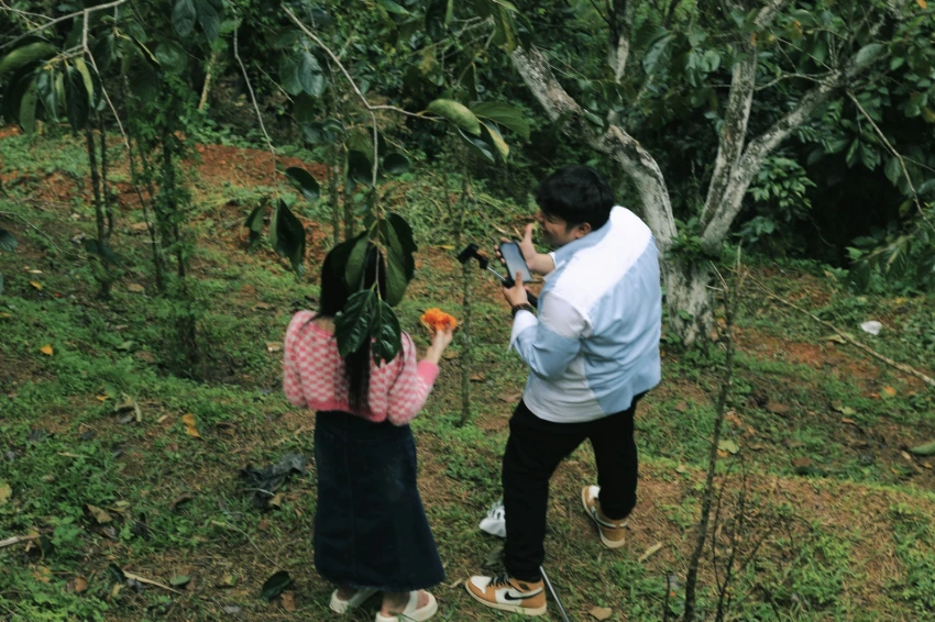 Dos personas durante una actividad al aire libre